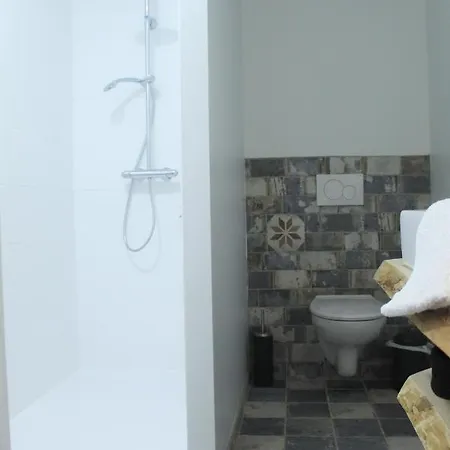 Oda ve Kahvaltı Domaine De La Couderquie 3*